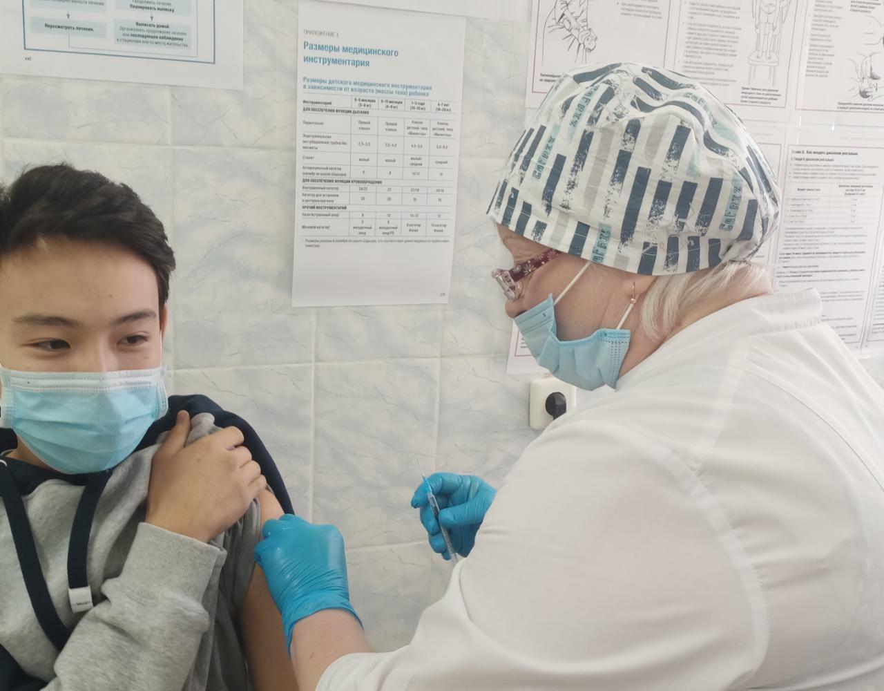 Учащиеся Белоусовской средней школы #1 получили 1 компонент вакцины  Pfizer в Глубоковской центральной районной больнице.